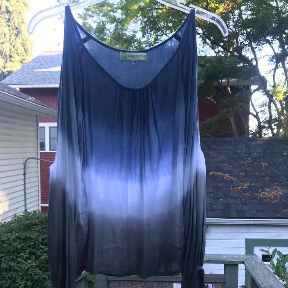 Tie Dye Blouse w cut-out Sleeves.
